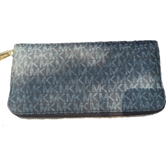 Michael Kors Handbags - Michael Kors Jet Set Travel XL Zip Around Wallet 35H8GTVT1B